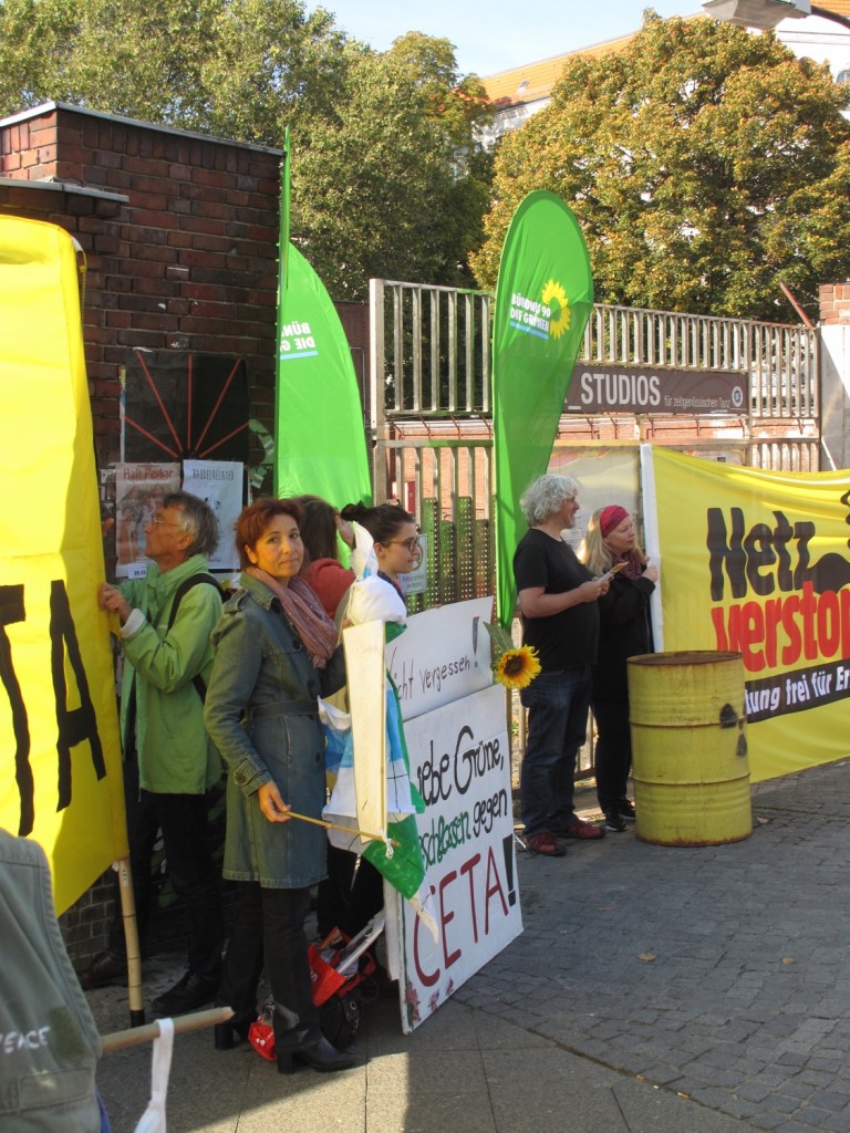 Die grünen Delegierten werden vom Berliner Netzwerk und von AntiAtom empfangen