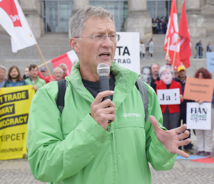 „CETA soll Regulierungen abbauen und dadurch den Austausch von Waren zwischen den beiden Wirtschaftsmächten ausweiten“, erklärt Christoph von Lieven, Greenpeace-Experte für Handel. Und er warnt davor, dass das Abkommen den Verbraucher- und Umweltschutz gefährdet. Das zeigen Analysen von Greenpeace und dem Institute for Agriculture & Trade Policy (IATP, Institut für Landwirtschaft und Handelspolitik).